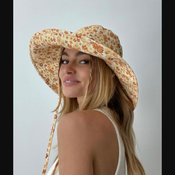 NIB LACK OF COLOR Holiday Bucket Hat Peach Bloom Floral Print S/M Retail $125.00 main image 16